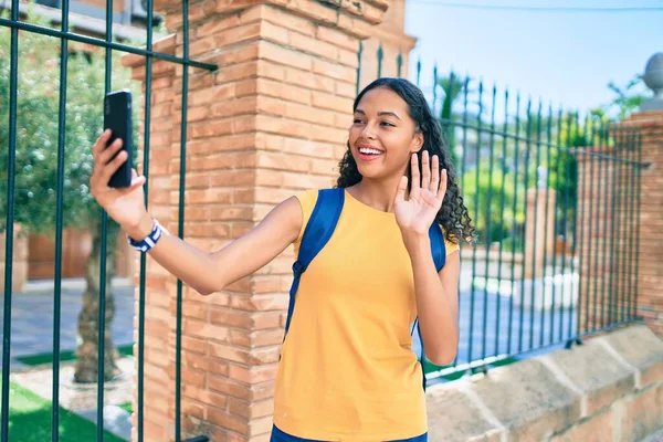 Giovane Studentessa Afroamericana Che Videochiamate Utilizzando Smartphone Nel Campus Universitario — Foto Stock