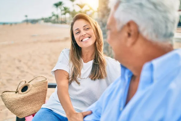 Casal Hispânico Meia Idade Sorrindo Feliz Sentado Banco Praia — Fotografia de Stock