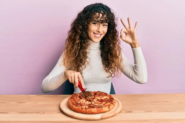 Lezzetli Biberli Pizza Kesen Genç Spanyol Kız Parmaklarıyla Imza Atıyor — Stok fotoğraf