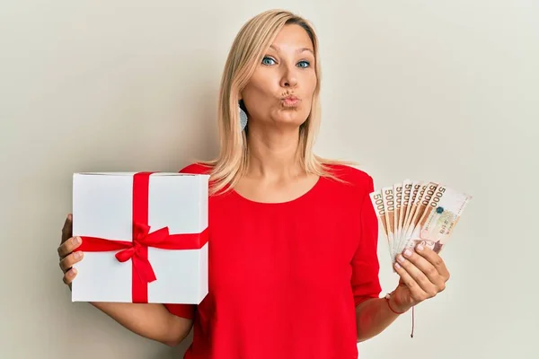 Middle Age Caucasian Woman Holding Gift South Korean Won Banknotes — Stock Photo, Image