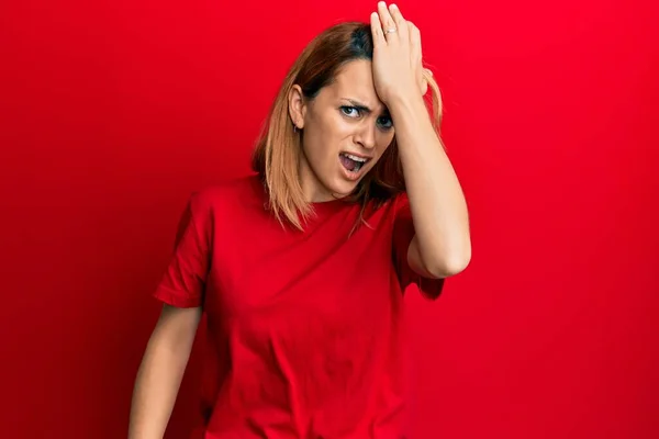Hispanic Ung Kvinna Bär Casual Röd Shirt Förvånad Med Hand — Stockfoto