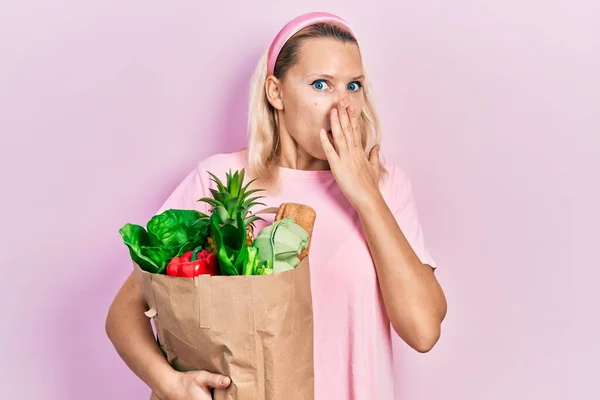 Hermosa Mujer Rubia Caucásica Sosteniendo Bolsa Papel Con Comestibles Cubriendo —  Fotos de Stock