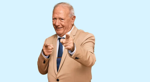 Starszy Biały Mężczyzna Garniturze Biznesowym Przywiązujący Palce Kamery Szczęśliwą Zabawną — Zdjęcie stockowe