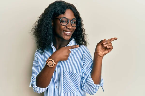 Belle Jeune Femme Africaine Portant Des Vêtements Décontractés Des Lunettes — Photo