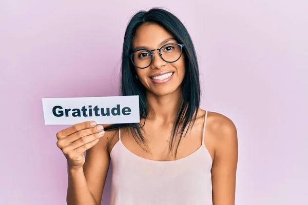 Young African American Woman Holding Gratitude Message Paper Looking Positive — Stock Photo, Image