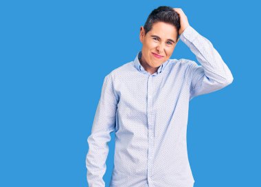 Kısa saçlı, iş kıyafetleri giyen genç bir kadın kafasını karıştırıyor ve soru soruyor. Şüpheyle kararsız, kafa kafaya düşünerek. Düşünceli kavram. 