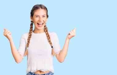 Sarı saçlı, örgülü beyaz tişörtlü güzel beyaz bir kadın gururla bağırıyor, zaferi kutluyor ve kollarını kaldırıp başarıyı kutluyor. 