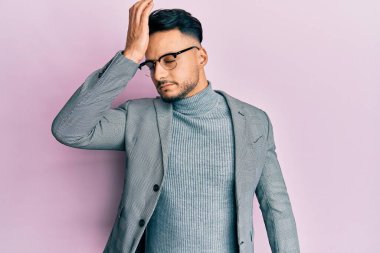 İş kıyafetleri giyen genç bir Arap, hata için el ele tutuşup şaşırdı. Hatayı hatırla. Unuttum, kötü hafıza kavramı. 