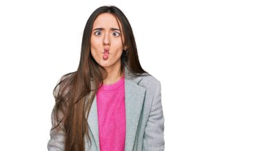 İş kıyafetleri giymiş genç İspanyol kız dudaklarıyla balık suratı yapıyor, çılgınca ve komik bir jest. Komik ifade. 