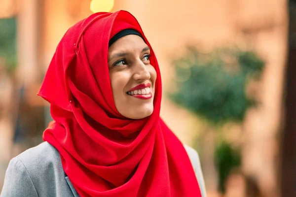 若いですアラブ女性身に着けていますヒジャーブ笑顔で街で幸せ — ストック写真