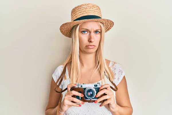 Молодая Блондинка Летней Шляпе Использует Камеру Невежественное Запутанное Выражение Лица — стоковое фото
