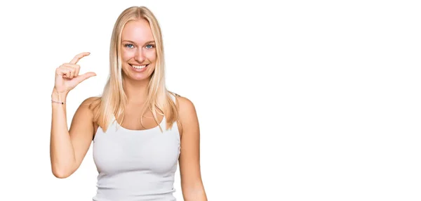 Junges Blondes Mädchen Lässigem Stil Mit Ärmellosem Hemd Lächelnd Und — Stockfoto