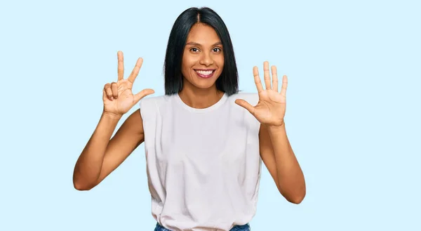 Молода Афро Американська Жінка Повсякденному Одязі Показує Вказує Вгору Пальцями — стокове фото