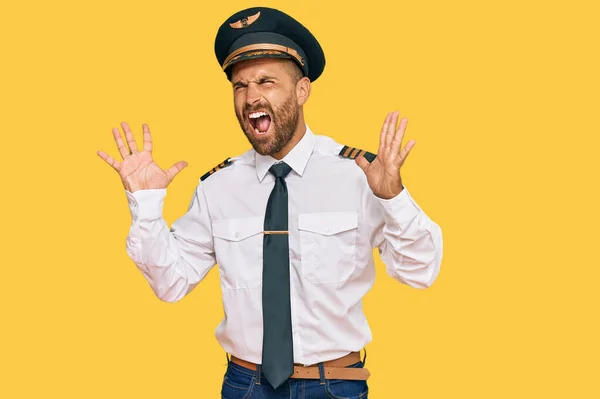 Hombre Guapo Con Barba Llevando Uniforme Piloto Avión Celebrando Loco — Foto de Stock