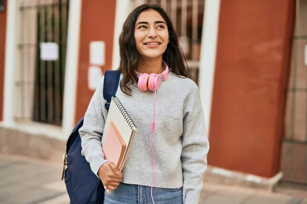 Giovane Studentessa Del Medio Oriente Sorridente Felice Libro Tenuta Città — Foto Stock