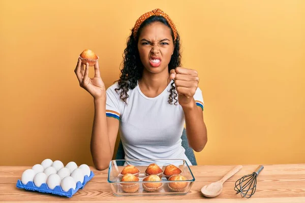 Young African American Girl Making Muffins Sitting Table Annoyed Frustrated — Stock Photo, Image