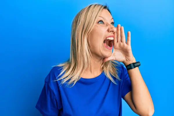 Medelålders Kaukasiska Kvinna Bär Casual Blå Shirt Skriker Och Skriker — Stockfoto