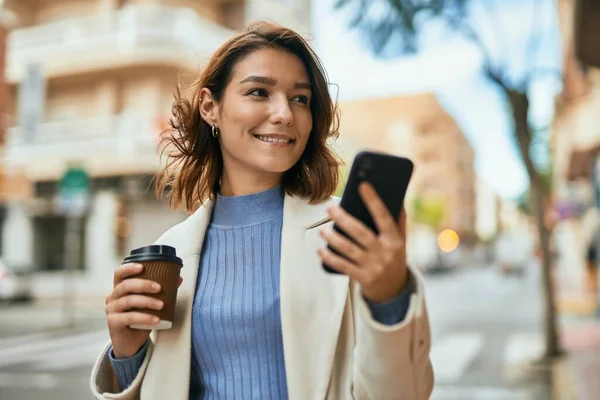 Genç Spanyol Kadın Akıllı Telefon Kullanıyor Şehirde Kahve Içiyor — Stok fotoğraf