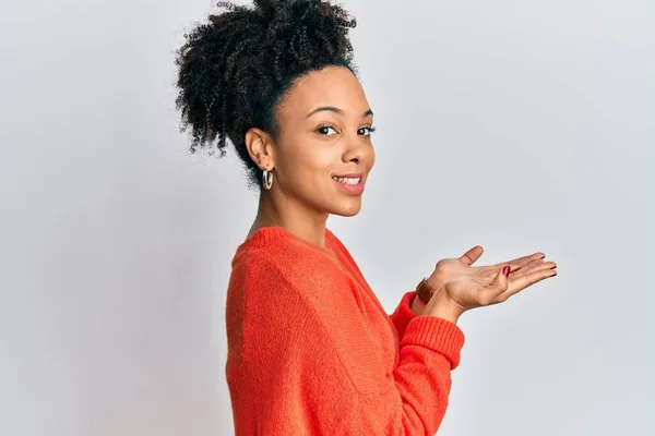 身穿休闲装的年轻的非洲裔美国姑娘 手拉手 张开手掌 展示着复制的空间 脸上挂着兴奋的广告微笑 — 图库照片
