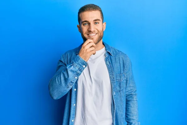 Young Caucasian Man Wearing Casual Clothes Smiling Looking Confident Camera — Stock Photo, Image