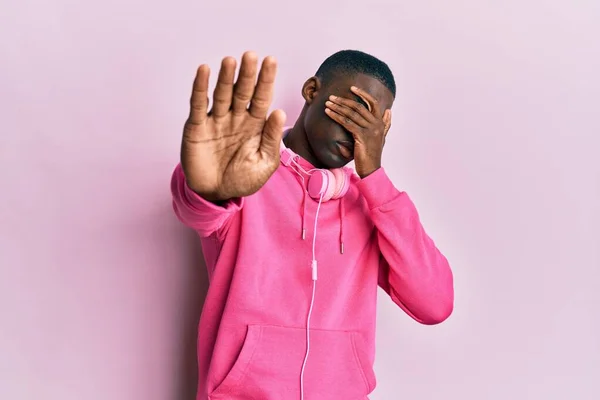 Jonge Afro Amerikaanse Man Draagt Gymkleren Gebruikt Koptelefoons Die Ogen — Stockfoto