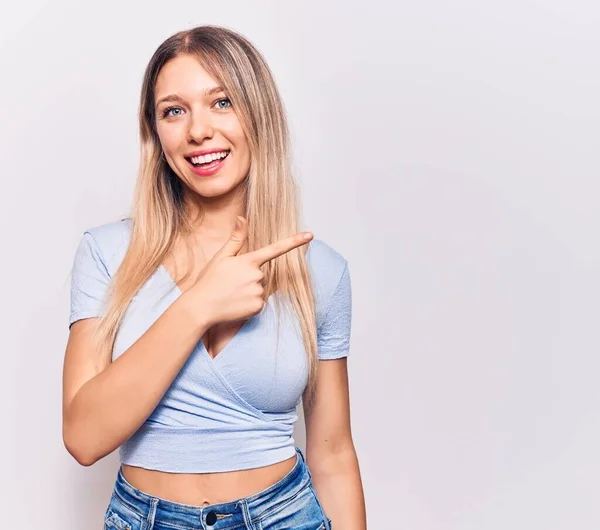 Ung Blond Kvinna Bär Casual Kläder Ler Glad Pekar Med — Stockfoto