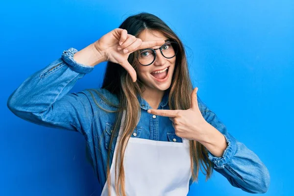 Jovem Mulher Caucasiana Vestindo Avental Sorrindo Fazendo Moldura Com Mãos — Fotografia de Stock