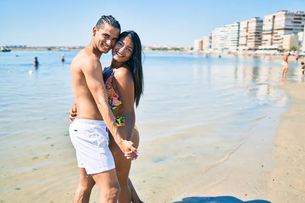 Joven Pareja Latina Vistiendo Traje Baño Sonriendo Feliz Bailando Playa — Foto de Stock