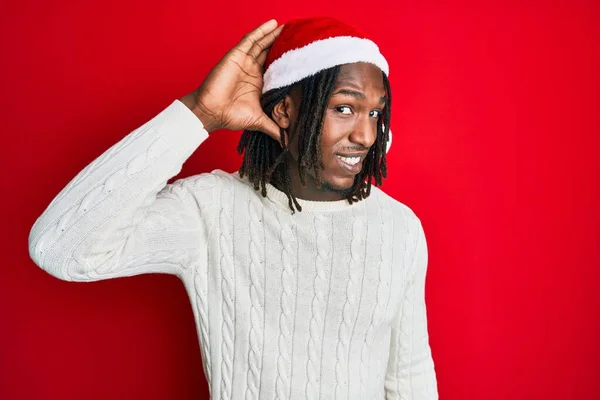 Homem Afro Americano Com Tranças Usando Chapéu Natal Sorrindo Com — Fotografia de Stock