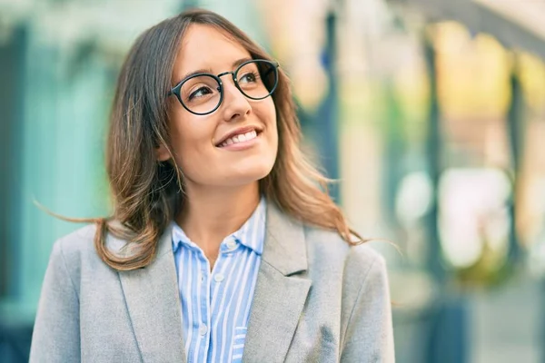 Ung Latinamerikansk Affärskvinna Ler Lycklig Stående Vid Staden — Stockfoto