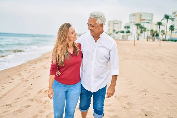 Medelåldern Hispanic Par Ler Glad Promenader Stranden — Stockfoto