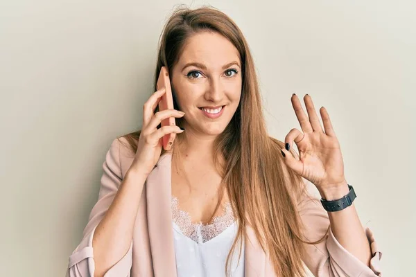 Jovem Mulher Loira Conversando Smartphone Fazendo Sinal Com Dedos Sorrindo — Fotografia de Stock