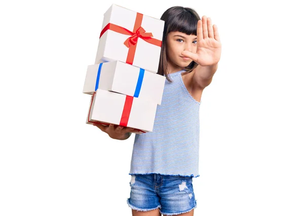 Niña Joven Con Bang Sosteniendo Regalos Con Mano Abierta Haciendo —  Fotos de Stock