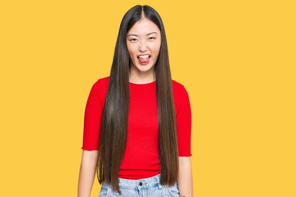 Jovem Chinesa Vestindo Roupas Casuais Colando Língua Feliz Com Expressão — Fotografia de Stock
