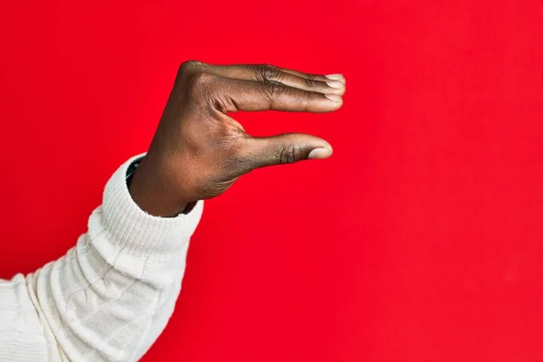 Bras Main Jeune Homme Noir Afro Américain Sur Fond Rouge — Photo