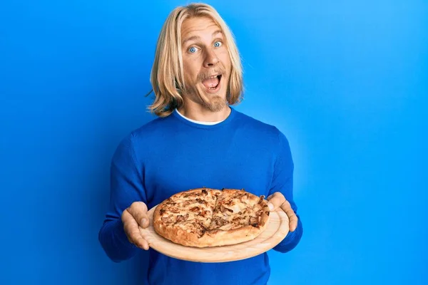 Kaukasische Jongeman Met Lang Haar Italiaanse Pizza Vierend Gek Verbaasd — Stockfoto