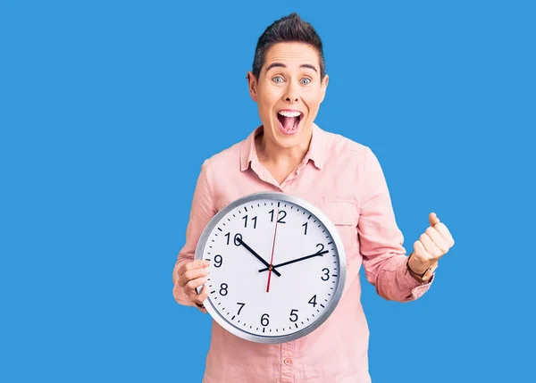 Jeune Femme Aux Cheveux Courts Tenant Grande Horloge Criant Fière — Photo