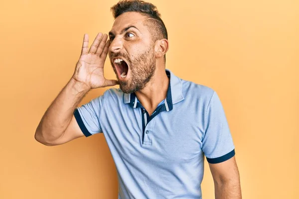 Hombre Guapo Con Barba Llevando Ropa Casual Gritando Gritando Fuerte —  Fotos de Stock