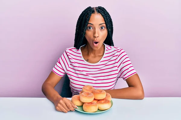 Mooie Latijns Amerikaanse Vrouw Eet Donut Als Ontbijt Bang Verbaasd — Stockfoto