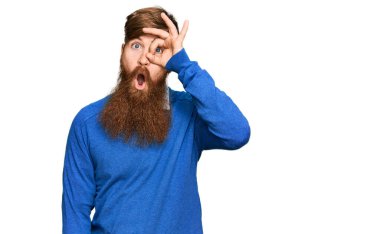 Genç İrlandalı kızıl elbiseli bir adam normal bir jest yapıyor. Şaşırmış bir yüz, parmaklarından bakan gözler. İnançsız ifade. 