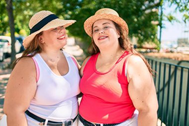 İki kilolu şişman kız kardeş. Açık havada sarılan ikiz kadınlar.