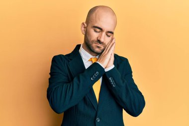 Genç İspanyol takım elbiseli ve kravatlı bir adam uyur yorgun düşler kurar ve elleri ile birlikte poz verir ve gözleri kapalı gülümser.. 