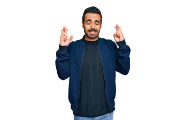 Günlük kıyafetler giyen genç İspanyol adam umut ve gözlerin kapalı gülümseyerek bana işaret etti. Şans ve batıl inançlar. 