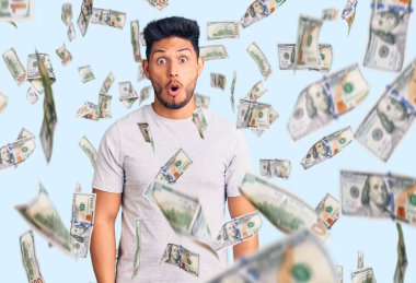 Yakışıklı Latin Amerikalı genç adam gündelik tişört giyiyor. Şaşırmış ve korkmuş bir ifade, korku ve heyecanlı bir yüz ifadesi..