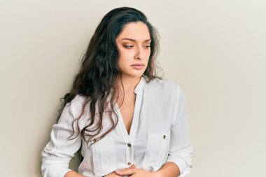 Güzel bir ortadoğulu kadın midesi üstünde gündelik kıyafetler giyiyor çünkü hazımsızlık, acı verici bir hastalık kendini iyi hissetmiyor. Ağrı kavramı. 