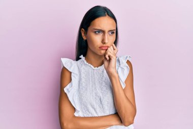 Zarif bir yaz tişörtü giyen genç esmer kadın şüphe üzerine yoğunlaşmıştı. Parmakları çenesinde ve yukarı bakıyordu. 