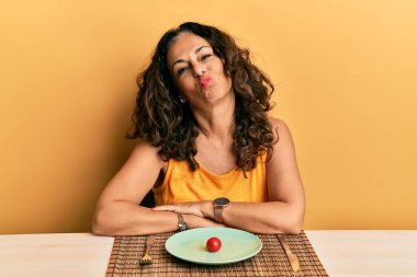 Güzel, orta yaşlı, diyette bir kadın kameraya bakıp öpüşüyor ve güzel ve seksi oluyor. aşk ifadesi. 