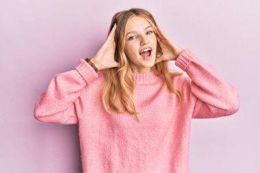 Gündelik kıyafetler giyen, neşeli gülümseyen, yüzü belli olan güzel, beyaz bir kız. Şaşırdım ve çıktım. 