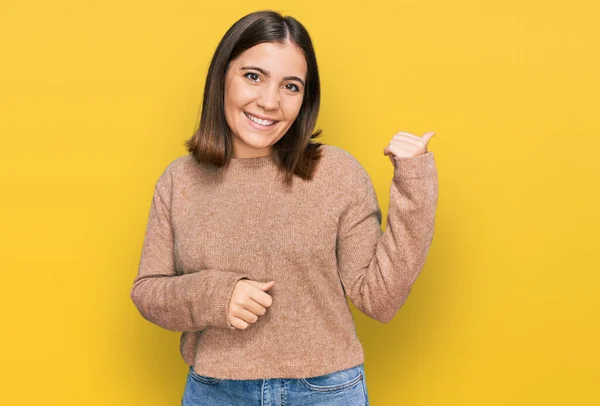 Ung Vacker Kvinna Bär Casual Kläder Pekar Baksidan Bakom Med — Stockfoto