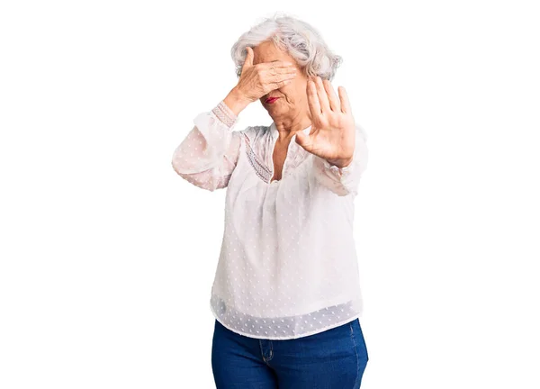 Starsza Siwowłosa Kobieta Luźnych Ciuchach Zasłaniająca Dłońmi Oczy Wykonująca Gesty — Zdjęcie stockowe